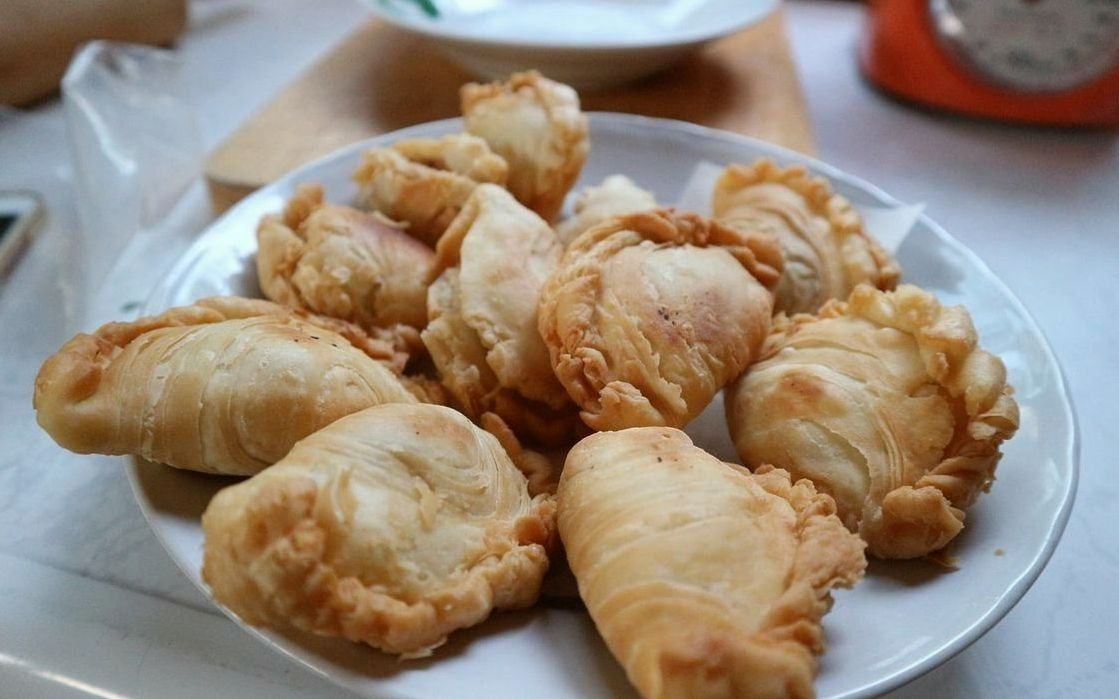 Kahveli içecek, üstünde süt sanatı